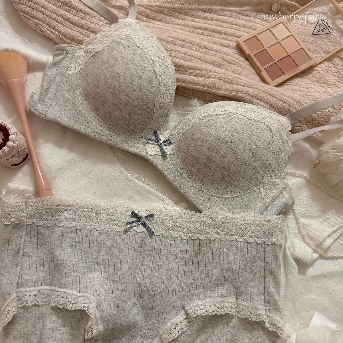 A Thin Lace-trimmed Floral Print Lingerie Set for Women, Featuring French Floral Print Breathable Bras