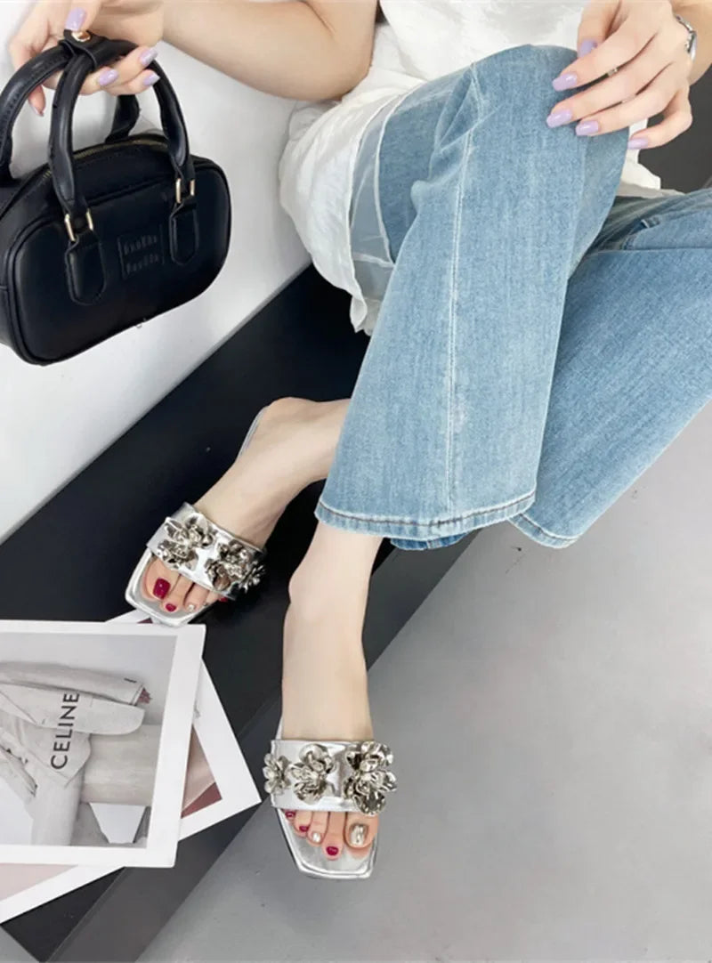 Luxury Metallic Flower Embellished Slippers Women Sexy Open Toe Flat Sandals Fashion Comfort Beach Sandals Zapatos Para Mujer