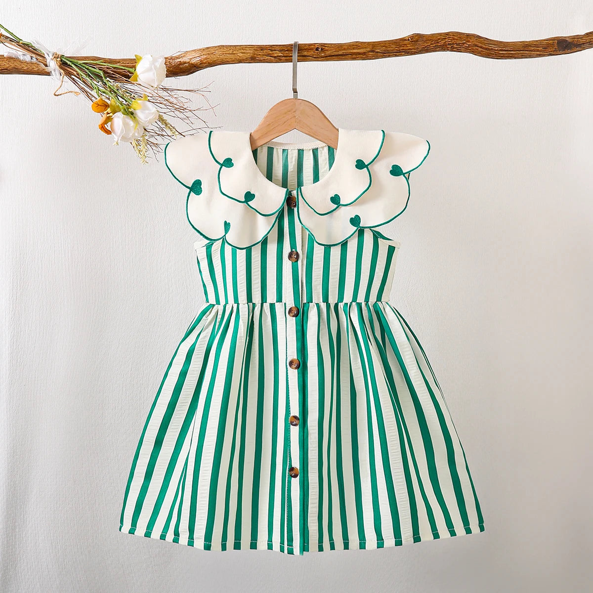(5120) Little Girls' Summer Fresh and Energetic Multi-Colored White Striped Dress with Doll Collar and Bow Embroidery, in a Retro Cute Style, Suitable for Amusement Parks, Theme Parties, Vacations, and Gatherings.