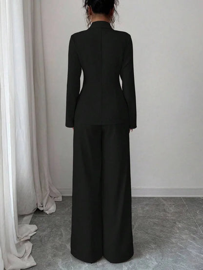 Solid-color button-down front shirt. Casual drop-shoulder long-sleeve top paired with trousers. A women's casual set suitable fo