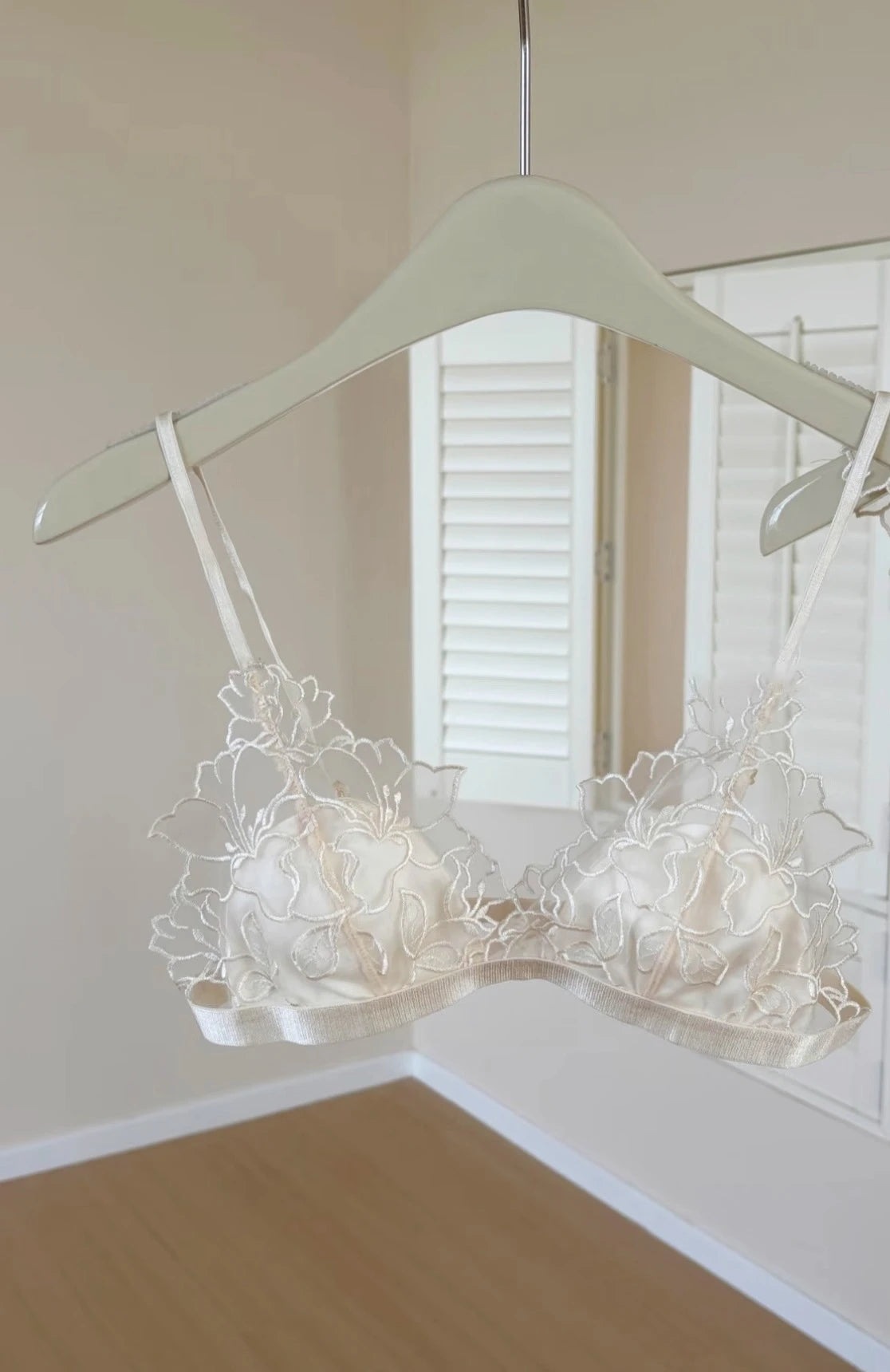 Elegant French Lace Bralette Wireless Triangle Cup No Underwire Thin Straps Small Bust Women Comfort Lingerie Set BANERDANNI