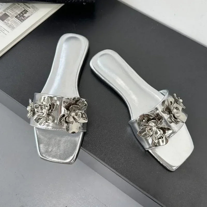 Luxury Metallic Flower Embellished Slippers Women Sexy Open Toe Flat Sandals Fashion Comfort Beach Sandals Zapatos Para Mujer