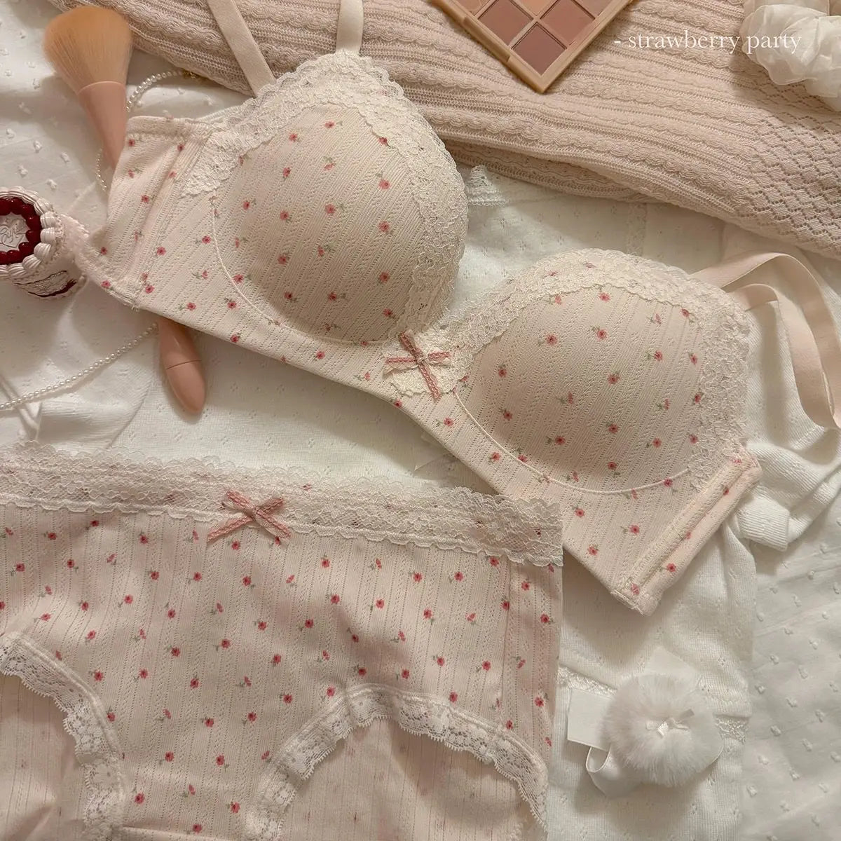 A Thin Lace-trimmed Floral Print Lingerie Set for Women, Featuring French Floral Print Breathable Bras