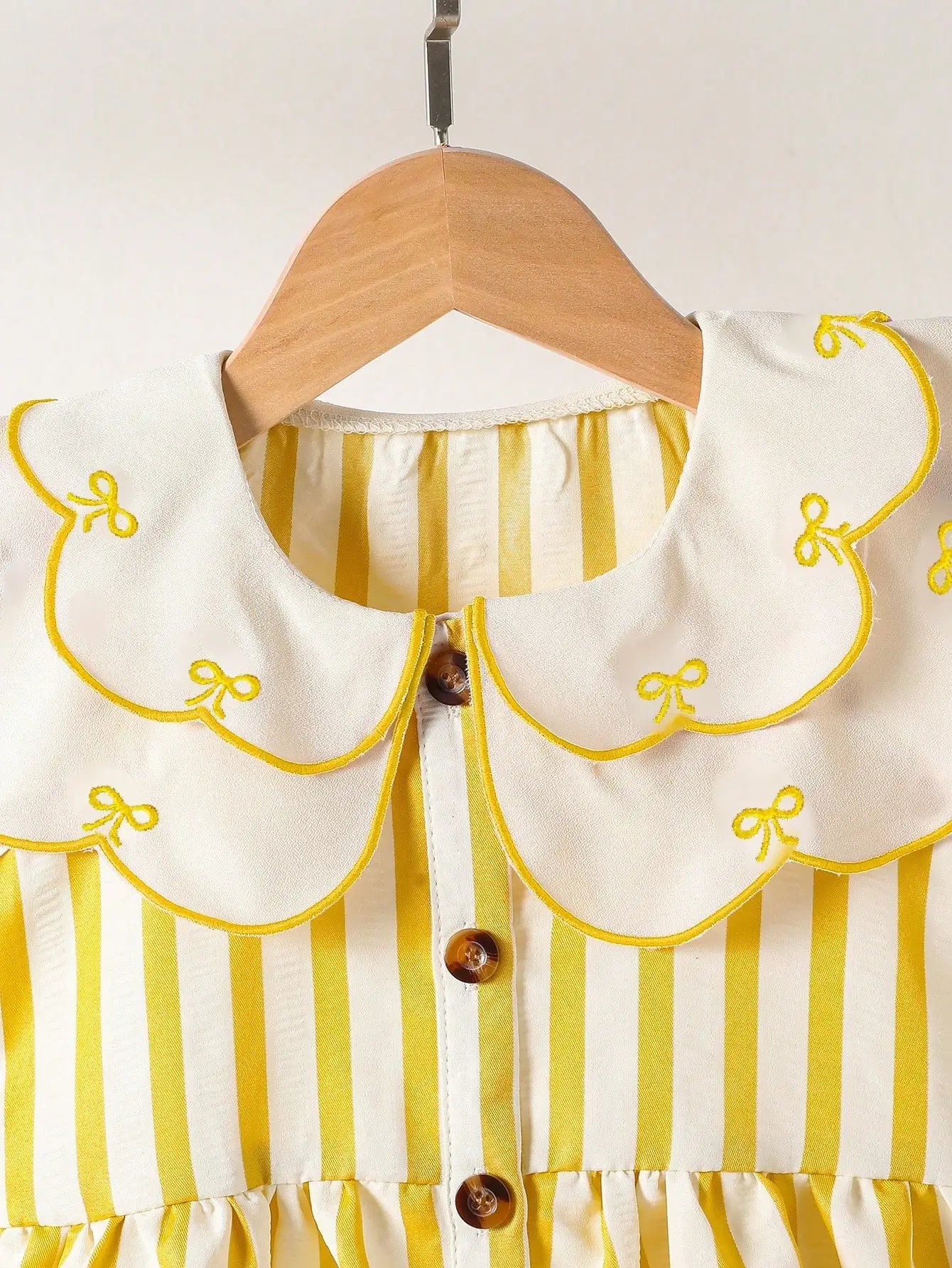 (5120) Little Girls' Summer Fresh and Energetic Multi-Colored White Striped Dress with Doll Collar and Bow Embroidery, in a Retro Cute Style, Suitable for Amusement Parks, Theme Parties, Vacations, and Gatherings.