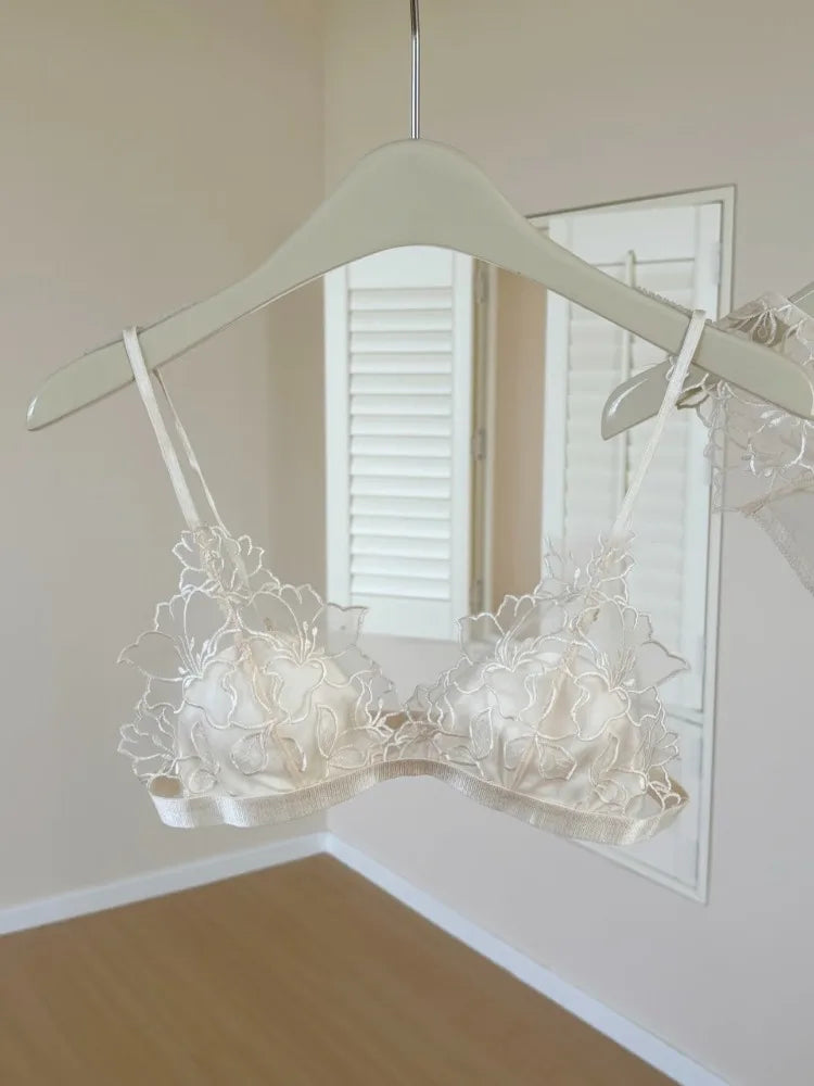 Elegant French Lace Bralette Wireless Triangle Cup No Underwire Thin Straps Small Bust Women Comfort Lingerie Set BANERDANNI