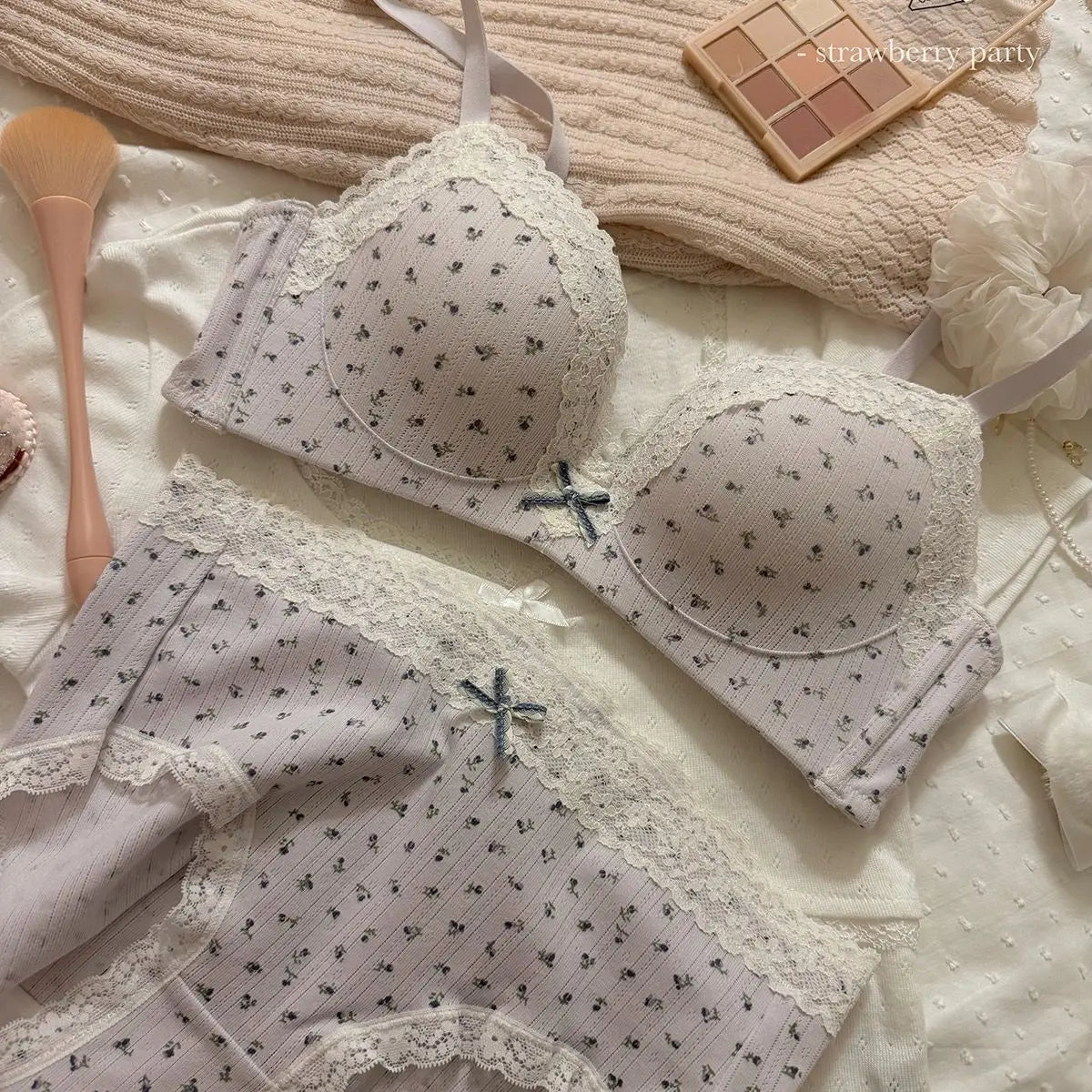 A Thin Lace-trimmed Floral Print Lingerie Set for Women, Featuring French Floral Print Breathable Bras