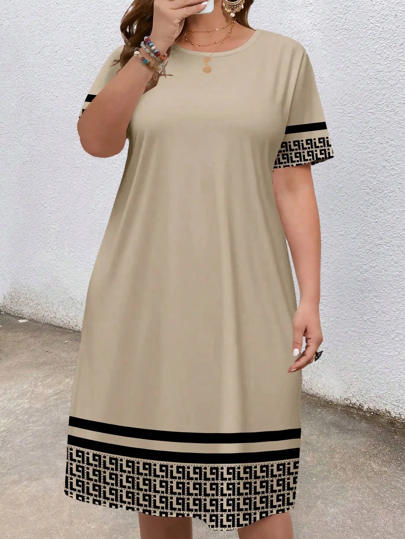 Plus-size women's short-sleeved round-neck pocket dress with geometric ethnic pattern print and loose fit.