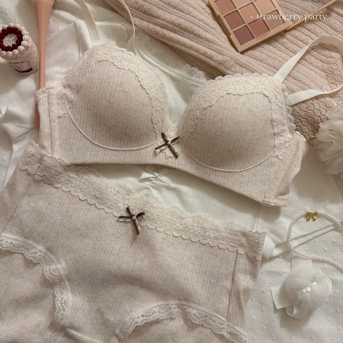 A Thin Lace-trimmed Floral Print Lingerie Set for Women, Featuring French Floral Print Breathable Bras